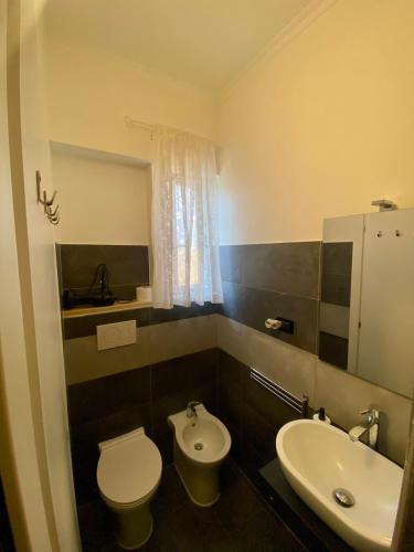 ein Badezimmer mit Toilette und Waschbecken in der Unterkunft Da Fernanda in Guidonia