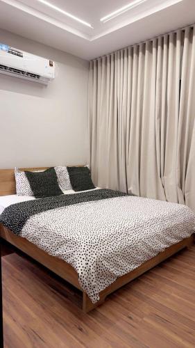 a bedroom with a bed in a room with a window at شاليه الهنا in Jeddah