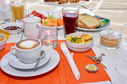 un tavolo con una tazza di caffè e un cesto di frutta di Tenuta Terenzano a Torre San Giovanni Ugento