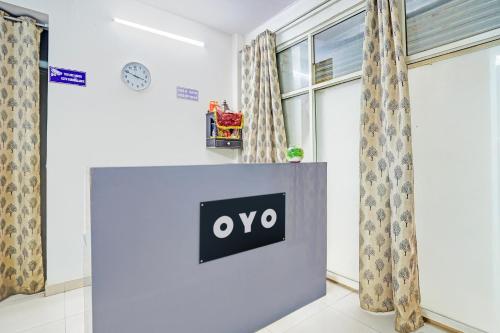 una habitación con una señal de oro en una pared en Hotel O Golden Sky, en Noida