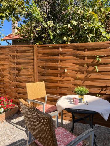 Garden Lane Quiet Townhouse with Private Garden & Parking