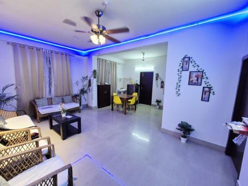 una sala de estar con un sofá y una mesa en R R Homestay, en Guwahati
