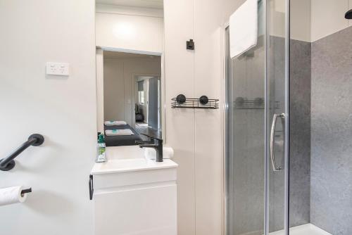 MarybrookにあるBIG4 Dunsborough Southern Stars Holiday Parkのシャワーと洗面台付きのバスルーム