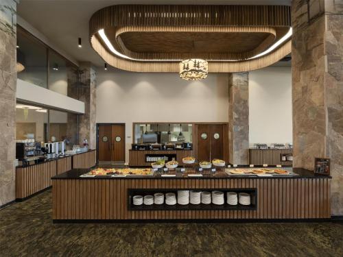 un ristorante con buffet di cibi in esposizione di Radisson Blu Resort & Spa, Korek Mountain a Rawandoz