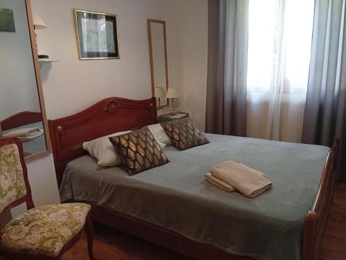 una camera da letto con un letto con due cuscini sopra di Pavillon de Diane, Le Malesherbois a Gollainville