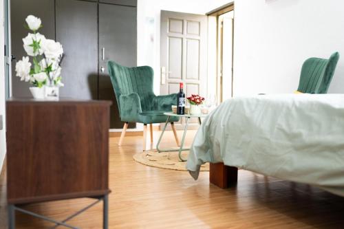una camera da letto con un letto, un tavolo e delle sedie di Green Haven - Modern Cozy Studio - Fast Wi-Fi - AC - Cocody a Abidjan