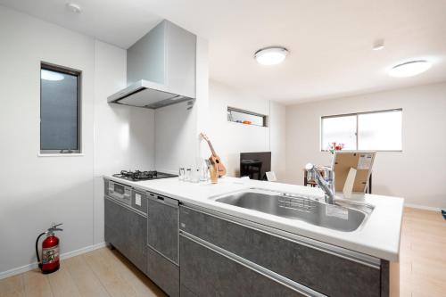 Η κουζίνα ή μικρή κουζίνα στο 青嵐居 天王寺難波近く 無料駐車2台OK 一戸建て貸切最大15名ok 家族旅行最適