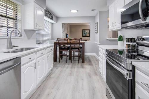 Η κουζίνα ή μικρή κουζίνα στο Carrollton Retreat Pet-friendly, Sleeps 8!