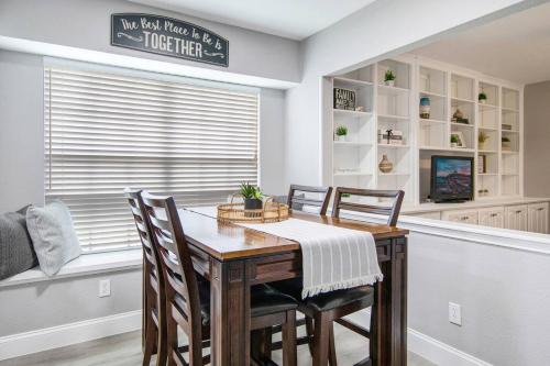 Χώρος καθιστικού στο Carrollton Retreat Pet-friendly, Sleeps 8!