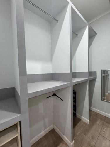 vestidor con estanterías blancas y espejo en Partenope home, en Nápoles
