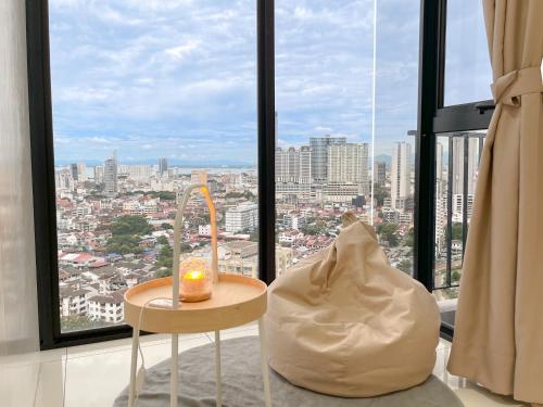 Balkón nebo terasa v ubytování Beacon Executive Suite with SkyPool 3BR 8pax Georgetown Penang