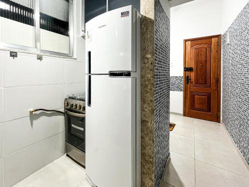 un frigorifero bianco in una cucina con fornello di Edifício Dom Carlos a Rio de Janeiro