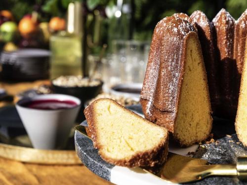 un plato con una hogaza de pan y dos rebanadas de pan en Mercure Sydney Rouse Hill, en Kellyville