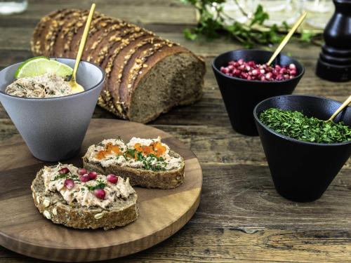 Una mesa de madera con sándwiches y tazones de comida. en Mercure Sydney Rouse Hill, en Kellyville