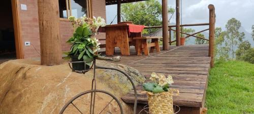 Una bicicleta estacionada en una pasarela de madera con un edificio. en Verandas House on Altos do Serrano in São Bento, en Santa Luísa de Baixo