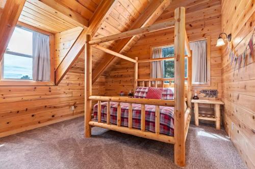 Postel nebo postele na pokoji v ubytování 4BR Cabin with Game Room & Fire Pit Sleeps 13