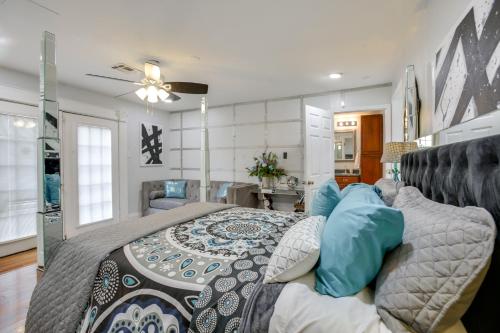 Un dormitorio con una cama grande y un sofá. en 2 Mi to Audubon Park Glam NOLA Gem, en Nueva Orleans