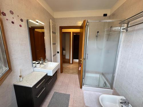 a bathroom with a shower and a sink and a toilet at Sweet Home en Arquá Petrarca in Arqua Petrarca