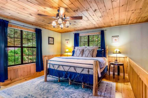 een slaapkamer met een bed en een houten plafond bij Gunny's Cabin in Stewart Mill