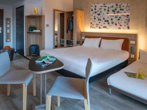 Ένα ή περισσότερα κρεβάτια σε δωμάτιο στο ibis Styles Ajaccio Napoleon