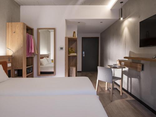Ένα ή περισσότερα κρεβάτια σε δωμάτιο στο ibis Styles Ajaccio Napoleon