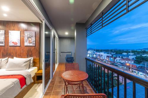 Balkoni atau teres di Phuket Five For tune Holiday Hotel