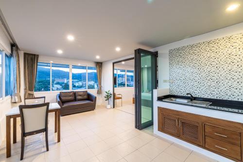 Ruang duduk di Phuket Five For tune Holiday Hotel