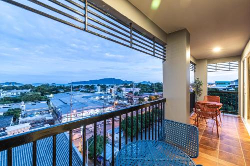 Balkoni atau teres di Phuket Five For tune Holiday Hotel