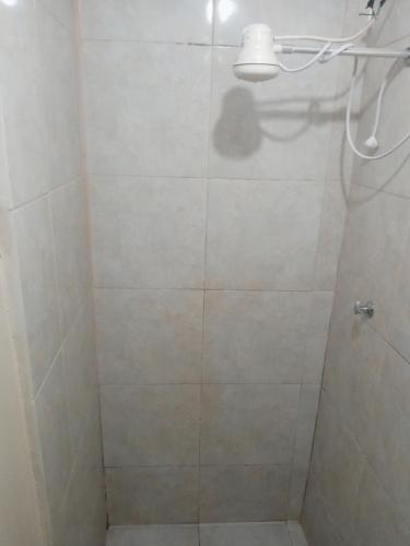 un bagno con doccia con porta in vetro di Hotel silva a Caldas Novas