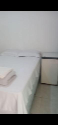 un primo piano di un piano di lavoro bianco in una stanza di Hotel silva a Caldas Novas