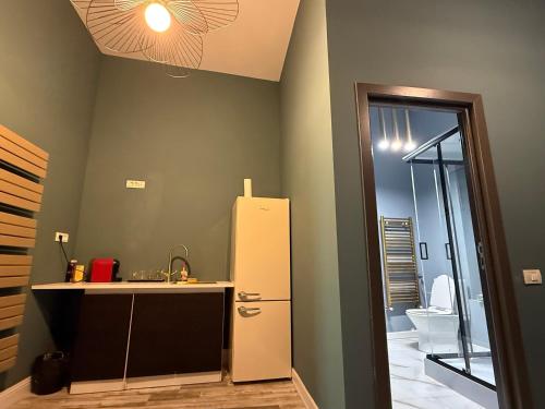 Η κουζίνα ή μικρή κουζίνα στο Laya Old Town Blue