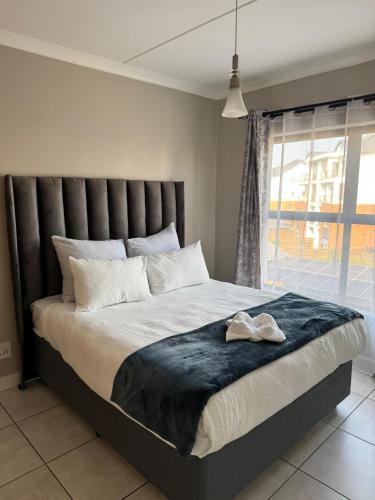 Ένα ή περισσότερα κρεβάτια σε δωμάτιο στο Penthouse On Tropical - The Blyde