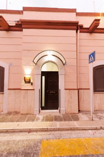 an entrance to a pink building with a door at Suite 45 - Relax & Comfort in Bari