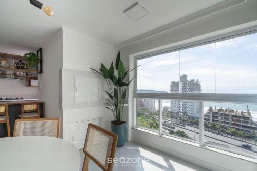 Χώρος καθιστικού στο Apto vista mar 2Q prox praia Itapema SEM501