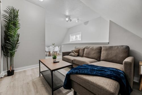 a living room with a couch and a table at King Bed 2 TVs Fast Wifi Pet Friendly! in Cleveland