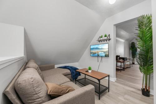a living room with a couch and a table at King Bed 2 TVs Fast Wifi Pet Friendly! in Cleveland