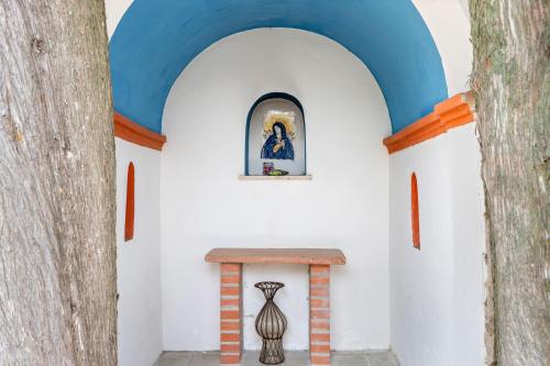 a small chapel with a vase on a table at Agriturismo La Marginella in Pescia