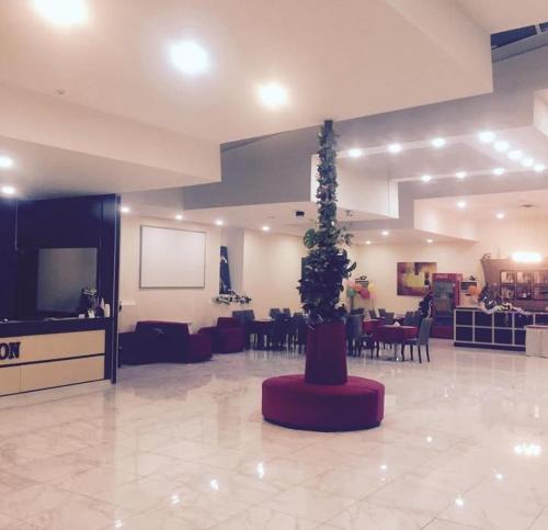 una hall con una pianta al centro di una stanza di Ambiance Hotel a Baku