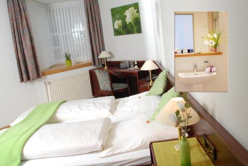 เตียงในห้องที่ Altstadt Hotel Meppen