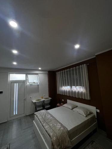 Una cama o camas en una habitación de Guesthouses 4U