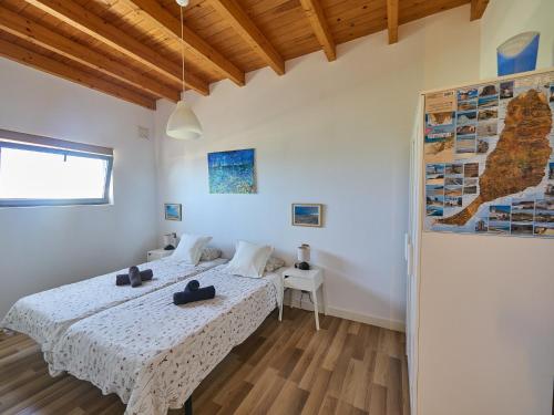 a bedroom with a bed in a room at Molino de el Roque in Cotillo