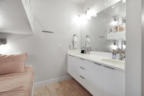 Фотография из галереи The Fairway Retreat Private Pool & SpaSleeps 30 в Вашингтоне