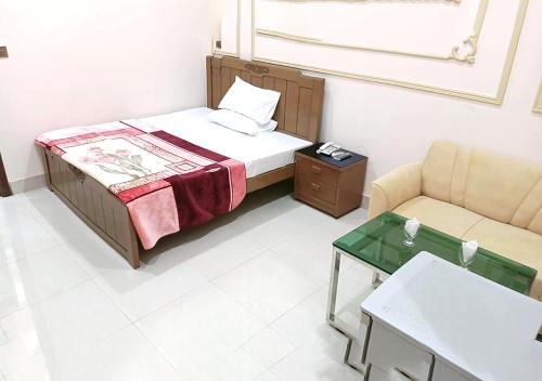 Ένα ή περισσότερα κρεβάτια σε δωμάτιο στο Qatar Hotel Bahawalpur