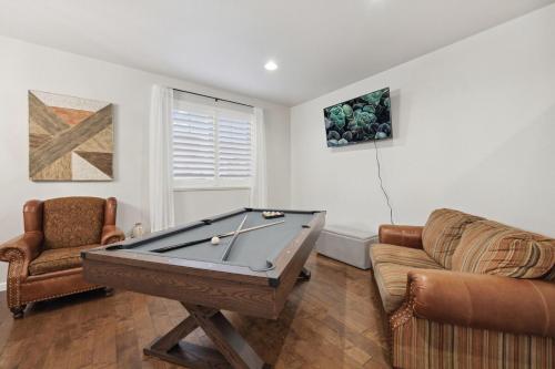 Una sala de estar con una mesa de billar. en Large Central Home, Pool Table, Large Groups, en Loveland