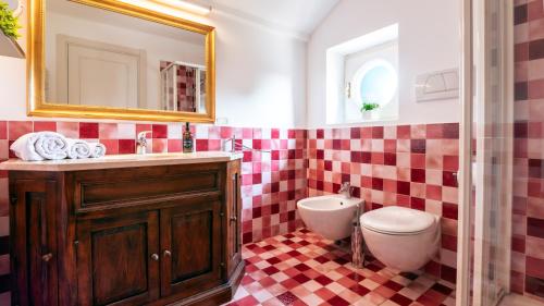a bathroom with a toilet and a sink and a mirror at Villibera - Design villa with SPA, Cinema, Gym and Game Room in Cesano Maderno