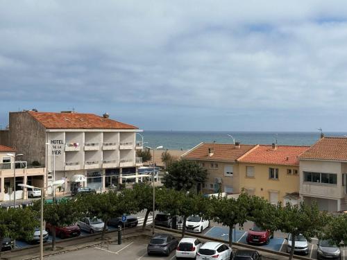 Sea view duplex في فالراس بلاج: منظر لموقف سيارات مع مبانٍ ومحيط