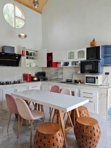 a kitchen with a white table and chairs at Windy Pool Villa Pattaya Private Entire house in Ban Bang Lamung