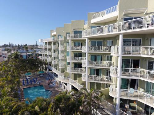 Una vista aérea de un complejo turístico con piscina. en Treasure Island-Free Parking, en St Pete Beach