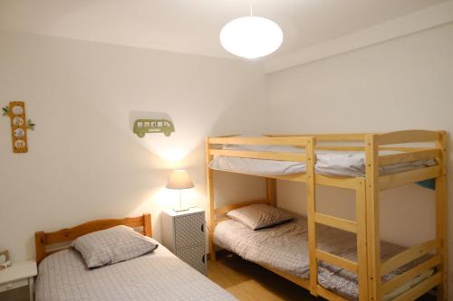 une chambre avec deux lits superposés et une lampe dans l'établissement Loue Appartement Neuf, à Err