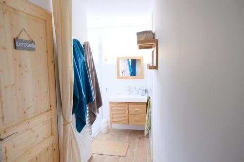 une salle de bains avec un lavabo blanc et un miroir dans l'établissement Loue Appartement Neuf, à Err